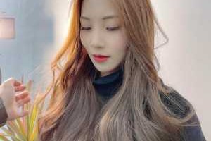 亚麻色头发配什么衣服（亚麻色头发配什么衣服好看）