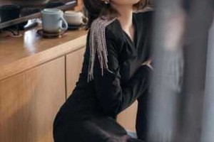 黑色连衣裙扎什么发型（穿黑色裙子扎什么头发）