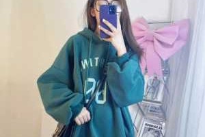 女生穿卫衣配什么发型（方圆脸穿卫衣怎么扎头发）