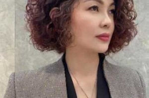 五十岁盘什么发型简单又好看,50岁女人剪什么发型最显年轻有气质
