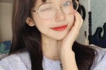 巴掌脸适合什么眼镜（巴掌小脸女生戴眼镜适合什么刘海）