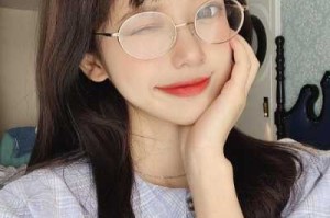 巴掌脸适合什么眼镜（巴掌小脸女生戴眼镜适合什么刘海）