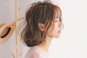 头大，肩宽，脖子比较短的女生适合什么发型？（还是学生，不要太张扬的）,头大脖子短的女生适合什么发型