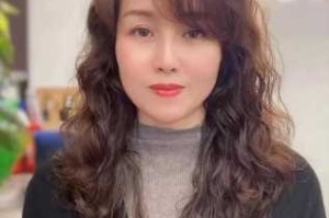 女生做什么头发好看（60岁的女人烫头发，全头烫漂亮吗）