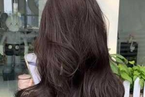 黑茶发色适合什么肤色（黑茶发色适合什么肤色的人）