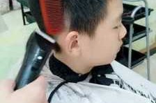 如何在家给小孩子理发,在家怎么给孩子理发男孩