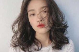 60岁什么发型好看中长发,中长发做什么发型好看图片