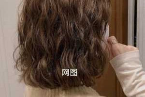 我原来头发不卷现在自来卷了越来越卷这是怎么回事,头发变卷是什么原因造成的
