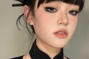 烟熏妆配什么发型（烟熏妆配什么发型好看）