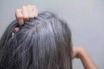 头中心有白发什么原因（头中心有白发什么原因女性）