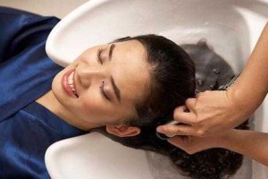 坐月子期间头发油怎么办,头发油什么原因导致的怎么调理