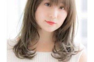 圆型脸适合什么样的发型（圆型脸适合什么样的发型女）