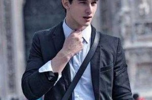自然卷贴头皮男生适合什么发型,男生自然卷适合什么发型