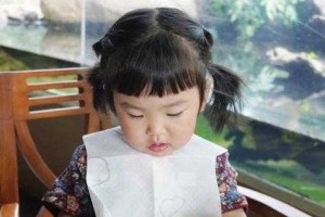 小朋友短发怎么扎好看（最流行的儿童短发怎么扎简单好看）