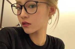 脸小带什么眼镜好看
