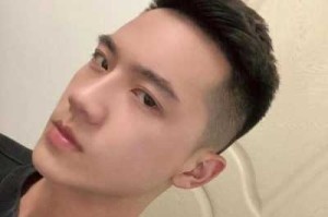 一个20岁的男生，头发发黄，请问是缺什么,20岁留什么发型好看男