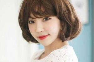 四方脸适合什么样的短发（方脸女生适合什么样的短发发型图片）