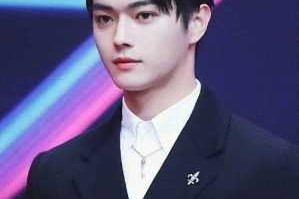 男生美人尖代表什么（男生发际线有美人尖该理什么发型）