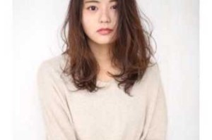 中长发怎么剪好看图片（中长发怎么剪好看图片女）
