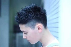 男孩适合什么发型（头上两个旋的男孩适合什么发型）