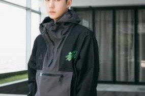 脸小穿什么衣服好看（脸小的男生适合的衣服）