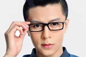 戴眼镜的男生适合什么样的职场发型,