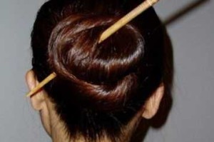 一次性筷子盘头发的简单方法,怎么用一根筷子盘头发短发