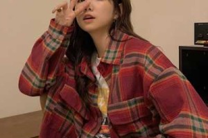 红色格子衬衫怎么搭配,红色格子衬衫怎么搭配好看女