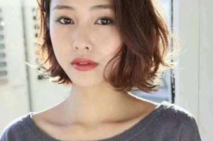 40岁的女人烫什么短发显得年轻,短发烫什么发型显年轻并且可以扎起来