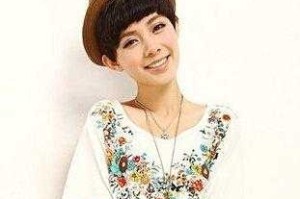 短发怎么带帽子好看（短发戴帽子怎么保持发型）