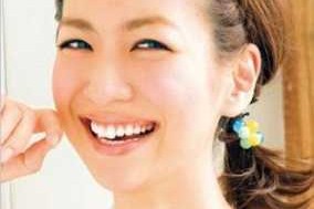 扎头发中分刘海怎么弄（扎头发中分刘海怎么弄好看）