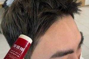 男生头发很软适合什么发型（男生，头发软趴趴的贴着头皮，请问用什么发蜡或发泥让头发蓬松点）