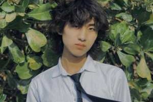 单眼皮小眼睛大脸适合什么发型,眼睛好看留什么发型男