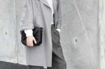 灰色头发适合什么衣服（灰色头发适合什么衣服颜色）