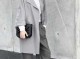 灰色头发适合什么衣服（灰色头发适合什么衣服颜色）