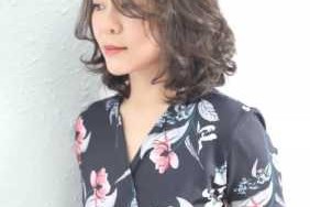 50岁女人什么发型好看（50岁女人什么发型好看图片 新款）
