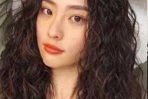 大方脸适合什么发型女（羊毛卷适合大方脸吗）