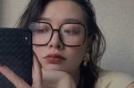 方脸戴什么眼镜框好看（方脸人适合带什么眼镜）