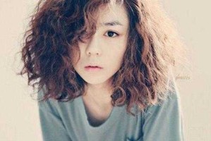 短发烫发发型怎么打理（短发烫的卷发用什么护理）