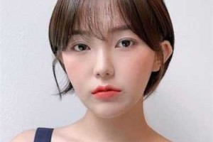 下巴宽的女生适合什么发型（下巴短宽适合什么发型）