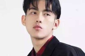 长下巴适合什么发型男（男生脸太长下巴太尖怎么办）