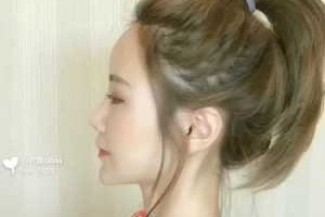 怎么梳高马尾显得蓬松不显秃,怎么梳马尾好看蓬松短发