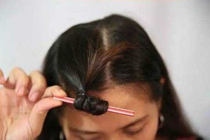 洗完头后怎么用皮筋把头发弄卷,自己怎么把头发弄卷起来