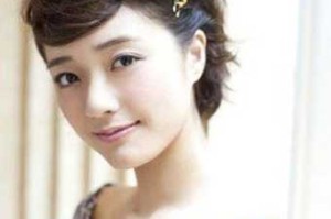 蘑菇头短发怎么扎好看（蘑菇头短发怎么扎好看图片）