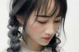 一个辫子怎么扎好看（扎一个辫子怎么扎）