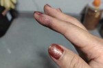 手上染了染发剂怎么洗掉（染发剂弄到手上怎么洗掉）