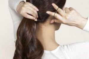 女孩子怎么扎头发好看（公务员面试头发怎么扎简单好看）