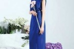 宝蓝色连衣裙配什么颜色围,宝蓝色上衣配什么裙子好看
