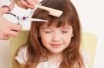 怎么给小孩剪头发视频（用剪刀给三岁宝宝剪头发教程）