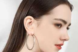 圆耳环怎么戴（环形耳钉如何佩戴）